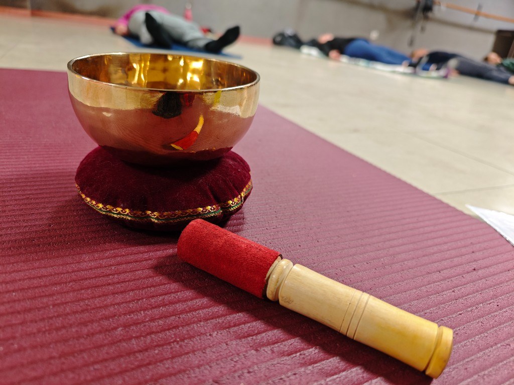 Bol tibétain — moment de relaxation en fin de cours